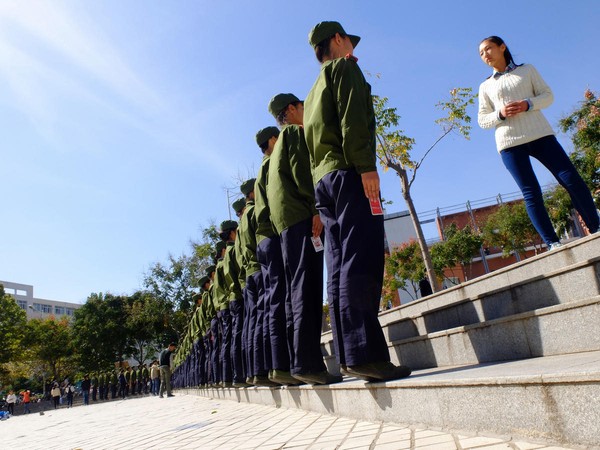 Đứng nghiêm là bài học đầu tiên trong các khóa huấn luyện quân sự ở các trường học tại Trung Quốc.