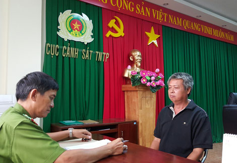 
Nguyễn Hữu Thành đang khai báo tại cơ quan Công an.
