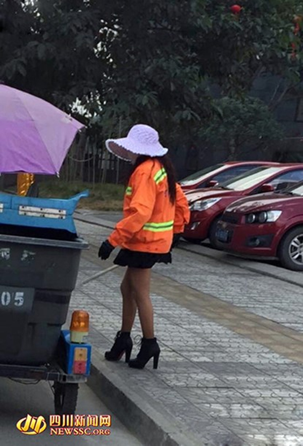 Chị lao công mặc váy ngắn giày cao gây sốt trên phố