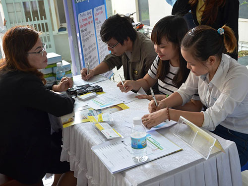 Lao động trẻ tìm việc tại sàn giao dịch việc làm do Trung tâm Hướng nghiệp, Dạy nghề và Giới thiệu việc làm Thanh niên TP HCM tổ chức ngày 20-6 Ảnh: NGUYỄN LUÂN