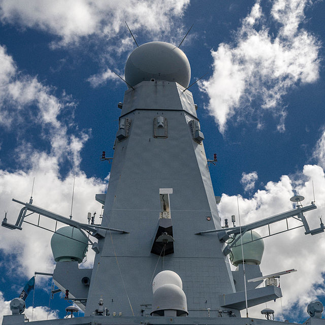 Radar quét mạng pha điện tử chủ động SAMPSON trên khu trục hạm Type 45