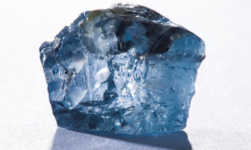 
Viên kim cương khổng lồ này được tìm thấy tại mỏ Cullinan nổi tiếng tại Nam Phi vào tháng 1/2014 với kích thước 29,62 carat dưới dạng thô. Trong ảnh: Kim cương dưới dạng thô 




 


Dưới bàn tay của các chuyên gia hàng đầu thế giới, viên kim cương được chế tác tinh xảo và mang tên viên kim cương Mặt trăng xanh với kích thước 12,03 carat.




 


Trên thế giới hiện chỉ có khoảng 400 viên kim cươngmàu xanh, nhưng đặc biệt chỉ có 4 viên trong số đó đặt tiêu chuẩn cả về màu sắc, độ trong cũng như đường cắt. Mặt trăng xanh là viên kim cương to nhất, đẹp nhất trong số 4 viên kim cương đó.




 


Trong quý 3 năm 2015, thị trường kim cương xanh tăng giá tới 6% so với quý trước, trong khi đó, giá kim cương trắng lại giảm mạnh đến 10%.

