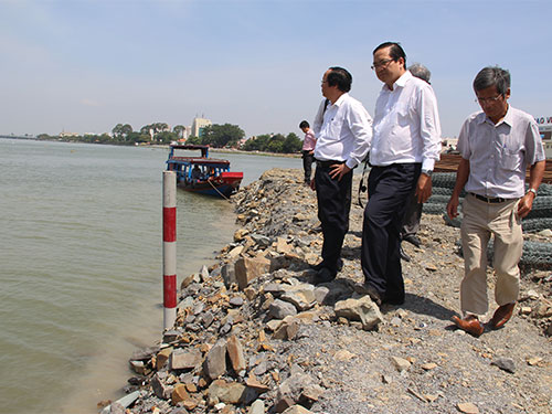 Các cán bộ thuộc Ủy ban Khoa học - Công nghệ và Môi trường của Quốc hội khảo sát khu vực dự án “Cải tạo cảnh quan và phát triển đô thị ven sông Đồng Nai” ngày 28-3 Ảnh: XUÂN HOÀNG