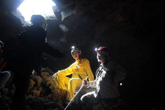 Các nhà khoa học Nhật Bản trong một chuyến khảo sát hang động Krông Nô