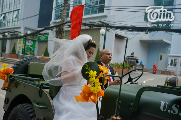 Chiều 14/12, đường phố Hà Nội bất ngờ xuất hiện đoàn xe Jeep có xuất xứ từ thời chiến tranh, lên tới hơn chục chiếc, tham dự lễ rước dâu của gia đình một thành viên chơi xe.