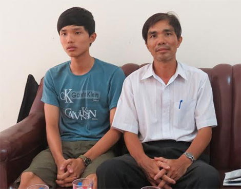 
Thí sinh Nguyễn Xuân Anh Tuấn cùng cha lo lắng khi nhận được thông báo không trúng tuyển ngành Y Đa khoa, trường ĐH Y dược Huế.
