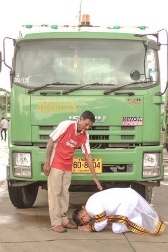 
Kalangnalong quỳ trước xe chở rác của cha để cảm tạ công ơn nuôi dưỡng.
