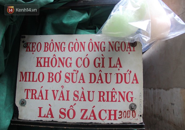 Kể từ khi ông viết một bảng hiệu Kẹo bông gòn ông ngoại không có gì lạ Milo bơ sữa dâu dứa trái vải sàu riêng là số zách, thì học sinh tại những trường ông đến đều gọi ông là ông ngoại. Ông Bảy cho biết, ông rất thích hai từ ông ngoại mà học trò dành cho mình, được đi bán, được có cháu thì còn gì vui bằng. 