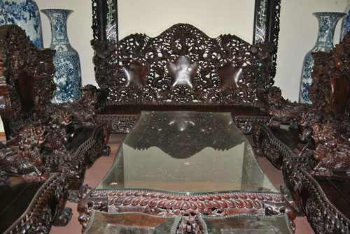 
Bộ bàn ghế đắt nhất Việt Nam được cho là của ông trùm Minh Sâm. Sản phẩm này được làm bằng gỗ sưa hiếm có được trạm trổ linh vật công phu. Theo lời của vị đại gia một thời này, bộ bàn ghế có giá lên tới 5 triệu USD. (Ảnh: ĐSPL)
