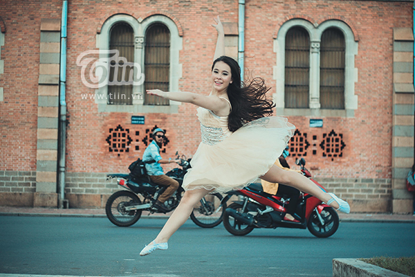 Cô bé lai nhảy múa trên đường phố Sài Gòn