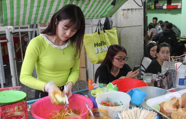 Gần 2 năm sau khi được cư dân mạng gọi là hot girl bánh tráng trộn, cô gái Lưu Hoài Bảo Chi vẫn làm công việc này đều đặn mỗi ngày ở cạnh sân trường THCS Tây Sơn (đường Nhà Chung, TP.Đà Lạt).