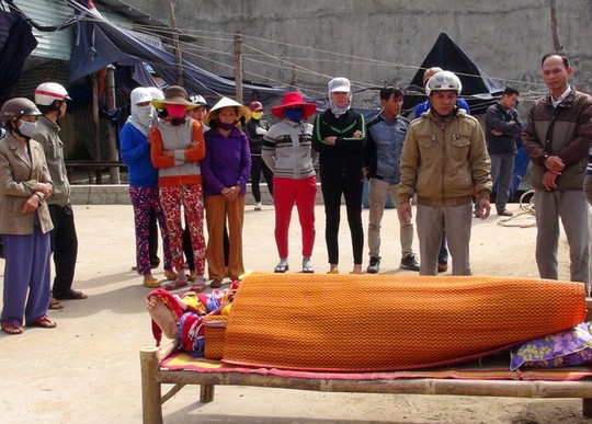 Một ngư dân tử nạn ngoài biển được đưa vào bờ ở Quảng Ngãi Ảnh: TỬ TRỰC