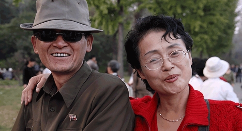 
Một cặp đôi trung niên người Triều Tiên (Ảnh: Lachlan Towart)
