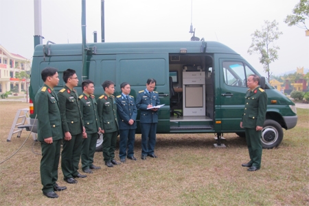 Chỉ huy Trung tâm 95 giới thiệu khí tài, trang bị tác chiến điện tử cho học viên Học viện Kỹ thuật quân sự tham quan, học tập.