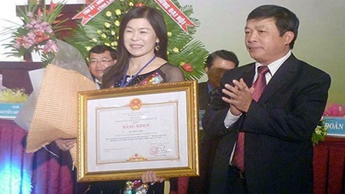 
Lãnh đạo tỉnh Lâm Đồng tặng bằng khen cho giám đốc Hà Thúy Linh.
