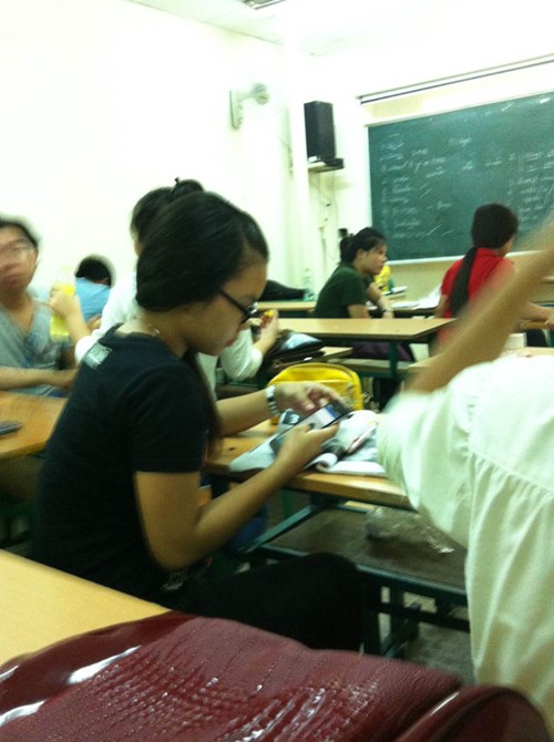 
Học viên vô tư lướt điện thoại trên lớp.
