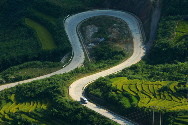 
Những khúc cua trên đường Bản Hồ là thử thách khó khăn với bất kỳ tay lái nào.
