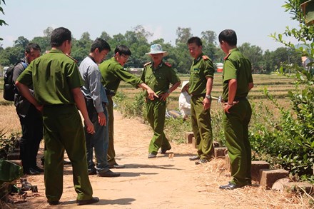 Cơ quan công an đang tiến hành khám nghiệm hiện trường điều tra vụ án.