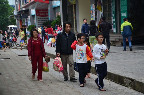 
Sáng nay, nhiều người dân đã trở về nhà nhiều cư dân đã trở về tòa nhà CT4A, CT4B khu đô thị Xa La.  Trước đó, cơ quan chức năng yêu cầu cư dân ở cả 3 toà nhà liên thông CT4A, CT4B, CT4C không trở lại nhà trong đêm qua. Các gia đình chủ động lo chỗ ngủ, nếu khó khăn, người dân có thể tới khách sạn Mường Thanh trong khu đô thị Xa La, sẽ được bố trí phòng nghỉ.
