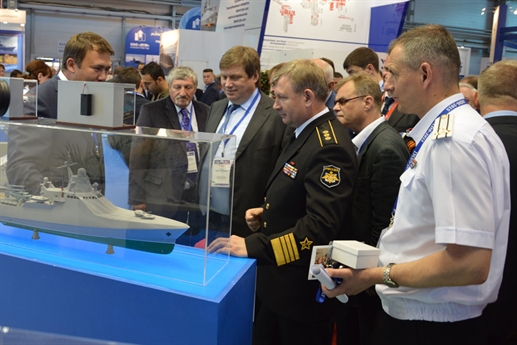 Mô hình tàu hộ tống tên lửa Project 22160 mới do Zelenodolsk thiết kế, nhận được khá nhièu sự quan tâm của các phái đoàn nước ngoài tại triển lãm IMDS-2015.