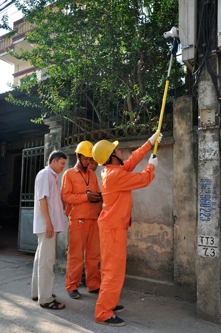 Ghi tang so cong to dien: Do nhan vien danh may nham