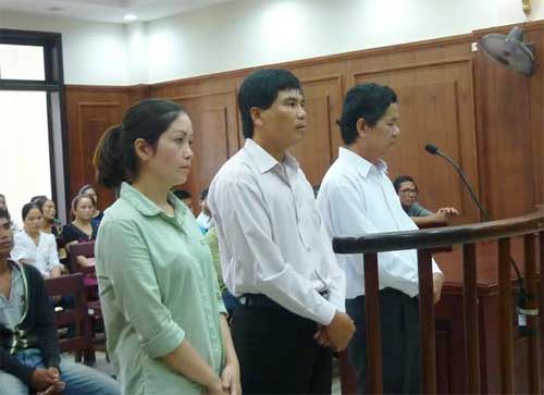 
3 bị cáo Thiện, Sơn, Vân tại phiên tòa phúc thẩm ngày 17/9/2015.
