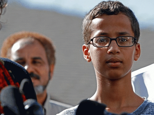 
Cậu bé bị bắt vì chế tạo đồng hồ giống bom Ahmed Mohamed.
