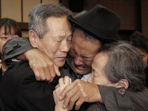 
Ông Son Kwon Geun (giữa), người Triều Tiên, khóc nức nở khi chia tay thân nhân trong cuộc đoàn tụ các gia đình ly tán vì chiến tranh Triều Tiên
