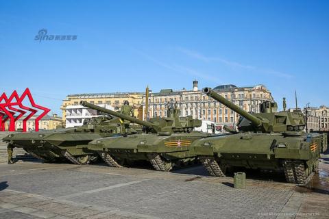 Xe chiến đấu T-15 (bên trái) và tăng T-14 Armata.