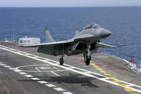 MiG-29K/KUB sẽ phải thực hiện màn hạ cánh trên boong tàu sân bay bằng một động cơ.