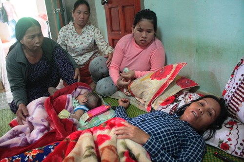 
Bà Mai Thị Long (vợ ông Bảy) suy sụp sau khi hay tin chồng bị bắn chết ở Trường Sa.
