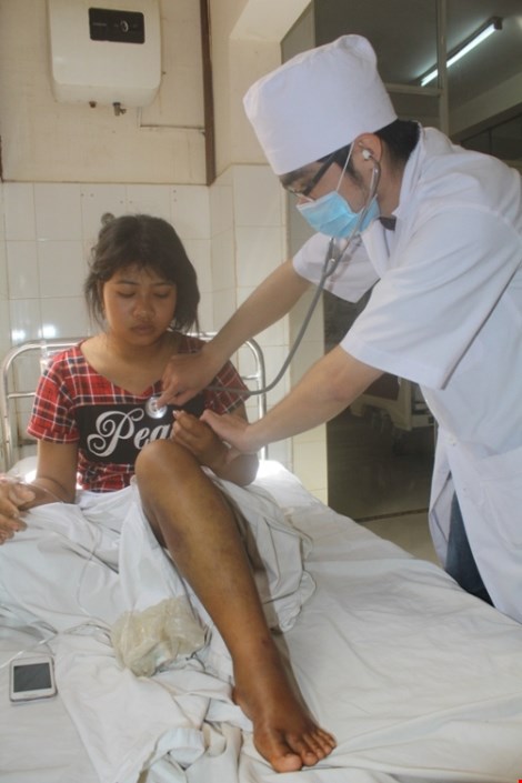 Bệnh nhân H’Ly Sa bị rắn lục đuôi đỏ cắn khi đi hái cà phê đang được cấp cứu tại BV Đa khoa Đắk Lắk.