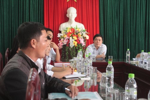 
Ông Bùi Ngọc Ảnh, Phó chủ tịch UBND Thành phố Tam Kỳ (phải) lắng nghe y kiến phản ánh của ông Tịnh tại buổi đối thoại.

