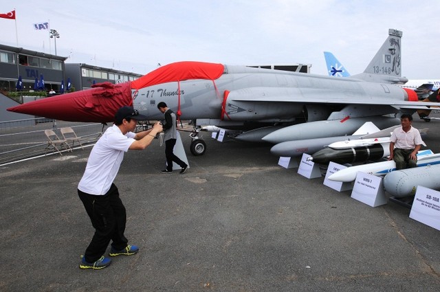 
Tiêm kích JF-17 tại triển lãm hàng không Paris 2015.
