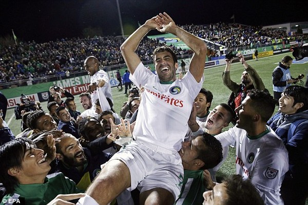 Raul Gonzalez được đồng đội tung hô sau trận Chung kết.