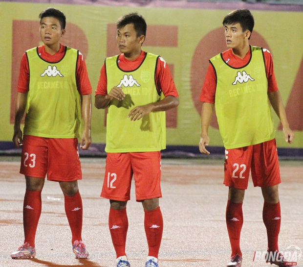 Tiền vệ Nguyễn Trọng Huy (ngoài cùng trái 23), thi đấu ấn tượng ở BTV Cup 2015 khiến BHL Becamex Bình Dương đổi ý theo đổi thương vụ Hoàng Thịnh. Ảnh: Đình Viên.