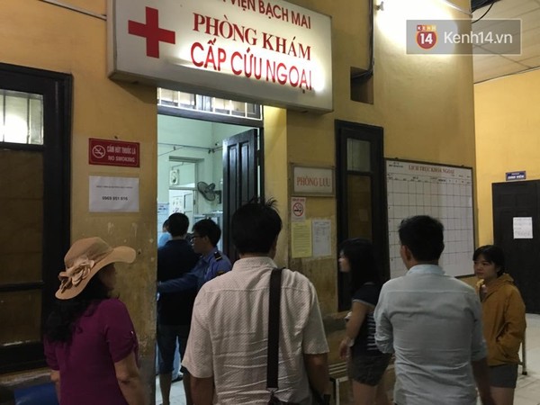 
Bên ngoài phòng cấp cứu tại bệnh viện Việt Đức đang có rất đông người nhà nạn nhân đứng chờ. Ảnh: Định Nguyễn.
