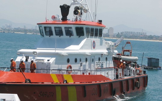 Tàu SAR 274 đưa 4 ngư dân thương vong vào bờ lúc 13 giờ ngày 14-6