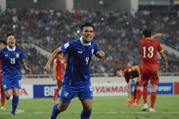 
Tuyển Việt Nam và Thái Lan bước vào trận đấu trên sân Mỹ Đình với tâm trạng rất khác nhau.

Trong khi thầy trò HLV Miura suýt đánh bại Iraq - đội bóng từng vô địch châu Á 2007 thì Thái Lan đã phải rất vất vả mới có thể hạ Hong Kong với tỷ số tối thiểu 1-0 bằng bàn thắng trên chấm 11 mét.

Tuy nhiên, khi nhiều người đã nghĩ rằng Thái Lan sẽ gặp khó khăn thì họ đáp lại với trận thắng hoành tráng khiến ngay cả báo chí nước nhà cũng phải bất ngờ.
