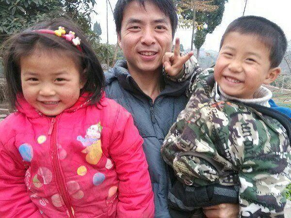 
Anh Wang Xiyong hết sức xúc động trước tình yêu thương nồng nàn mà hai con đã dành cho anh. (Nguồn: CCTV)
