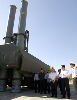 Thủ tướng Nguyễn Tấn Dũng tham quan tổ hợp tên lửa bờ Bastion-P tại đoàn 681. Ảnh: Báo điện tử chính phủ