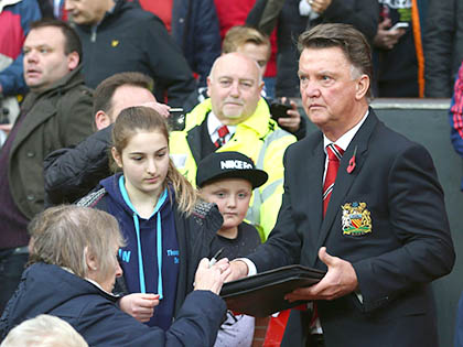 Trong số những đội bóng tốp đầu ở Premier League, chỉ có Louis van Gaal là bị chỉ trích dù thành tích của Man United không hề tệ. Đến Mourinho đang khốn đốn thế mà các CĐV Chelsea vẫn ủng hộ ông.