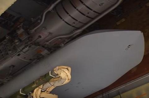 
Cận cảnh tên lửa hành trình Kh-101 trong khoang bụng Tu-160
