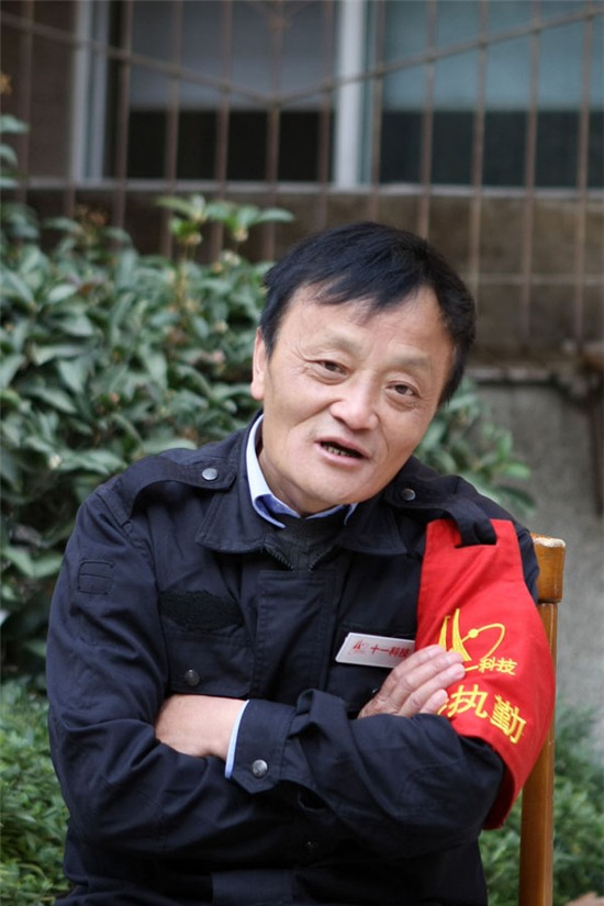 
Mới đây, một người đàn ông tên Kha Toàn Thọ, sống tại tỉnh Tứ Xuyên, Trung Quốc đã bất ngờ nổi tiếng nhờ sở hữu ngoại hình giống hệt tỷ phú Jack Ma.
