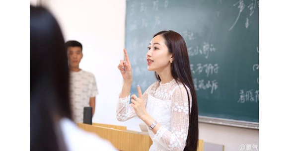 1. Cô giáo Hứa Đa Ngữ Nhi hiện là giảng viên của trường Đại học Bách khoa Đại Liên, Trung Quốc.