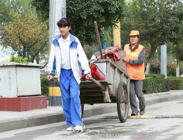 Bé gái giúp mẹ làm việc trong ngày nghỉ lễ Quốc khánh Trung Quốc. (Nguồn: CCTV News)
