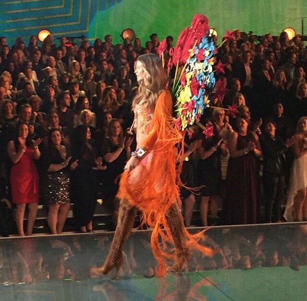 Behati Prinsloo mở màn cực rực rỡ cho Victorias Secret Fashion Show với BST đầu tiên mang tên Boho Psychedelic.