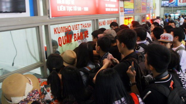 Hành khách chen chúc mua vé tại bến xe Mỹ Đình - Hà Nội trong dịp lễ