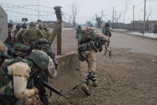 Quân Iraq tập tấn công