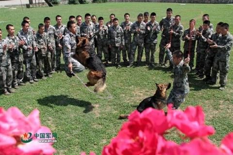 Binh si Trung Quoc duoc trang bi giay cong nghe cao